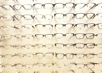 Okulary korekcyjne – jak wybrać odpowiednie oprawki?