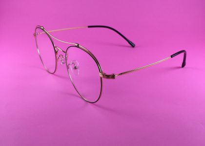 Sportowe okulary korekcyjne – czy warto inwestować w sportowe oprawki?